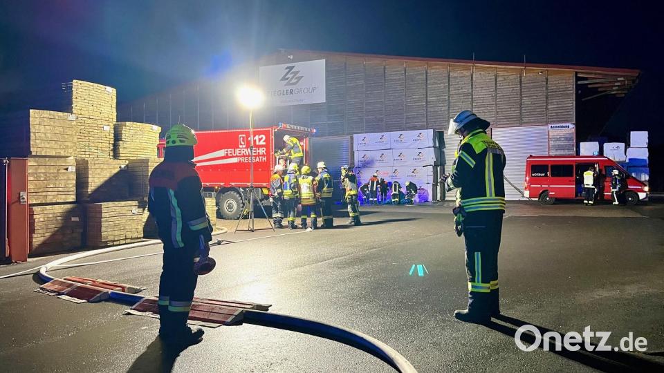 Im Ziegler-Werk in Döllnitz brennt es am späten Dienstagnachmittag. Bild: Gabi Schönberger