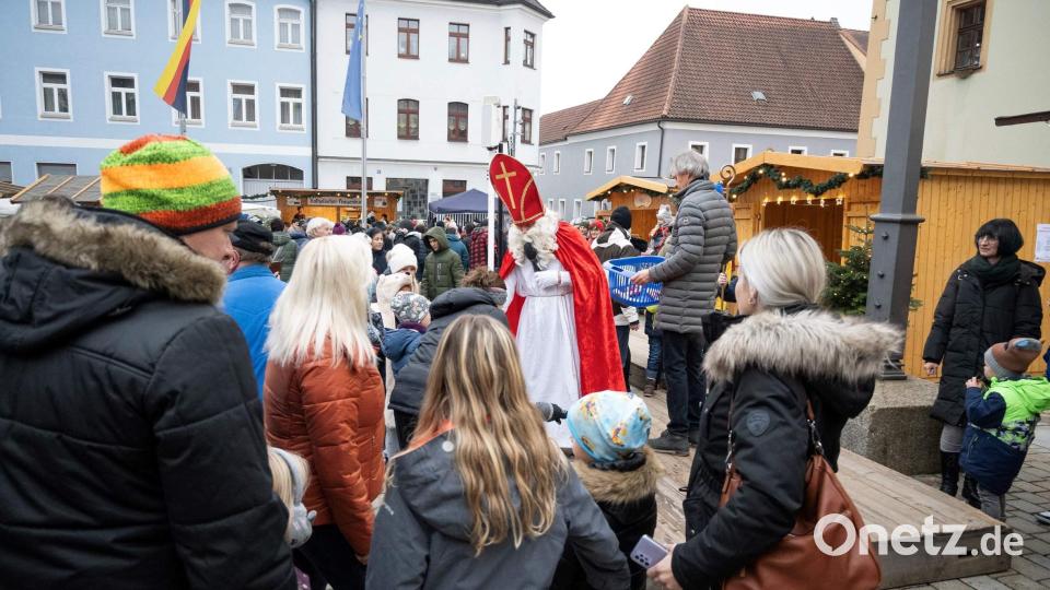 Zur Tradition des Hirschauer Weihnachtsmarktes gehört am Sonntagnachmittag der Besuch von Sankt Nikolaus. Nach einem Blick ins Goldene Buch wird er auch heuer wieder die kleinen Besucher mit einem kleinen Geschenk belohnen. Rechts: Markt-Organisator Günther Siegert. Archivbild: u