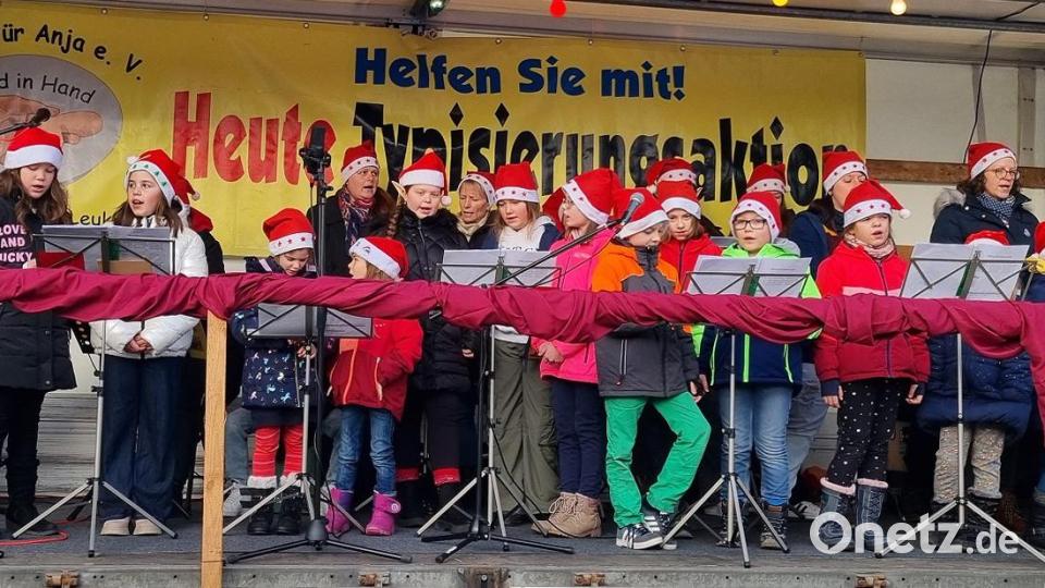 Die Mädchen vom Kindersingkreis unterhielten das große Publikum mit verschiedenen Liedern. Bild: lep