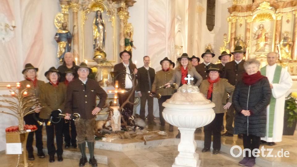 Jagdhorn-Bläserinnen und – bläser der Jägerkameradschaft Hahnbach mit Jagdpächter Karlheinz Geilersdörfer (5. von links), Lektorin Barbara Wagner und Pfarrer Varghese Puthenchira (rechts). Bild: jml
