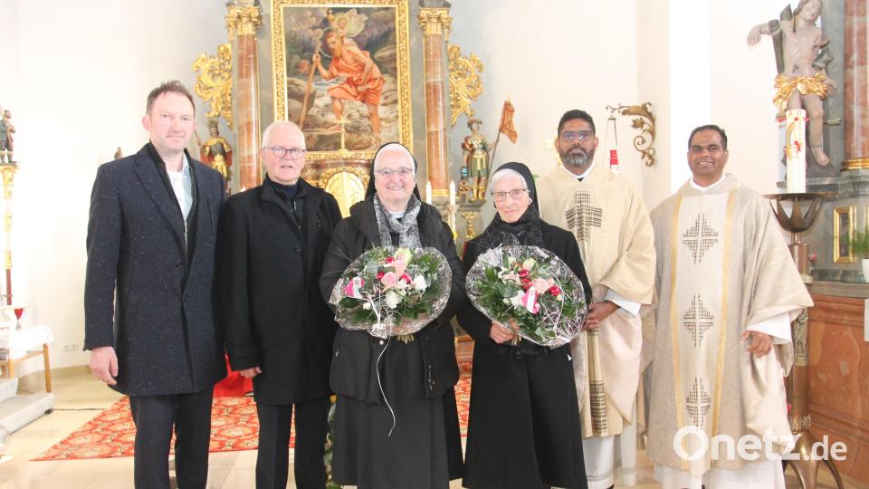 &quot;Vergelt&#039;s Gott&quot; sagen der scheidenden Schwester Margot (Dritte von rechts) Pfarrer John Subash Vincent, Pfarrvikar Dr. John Palathinkal, Provinzoberin Schwester Petra Car, Josef Meckl und Bernhard Lang (von rechts). Dank gilt auch der wegen Krankheit verhinderten Schwester Bonita. Bild: pi