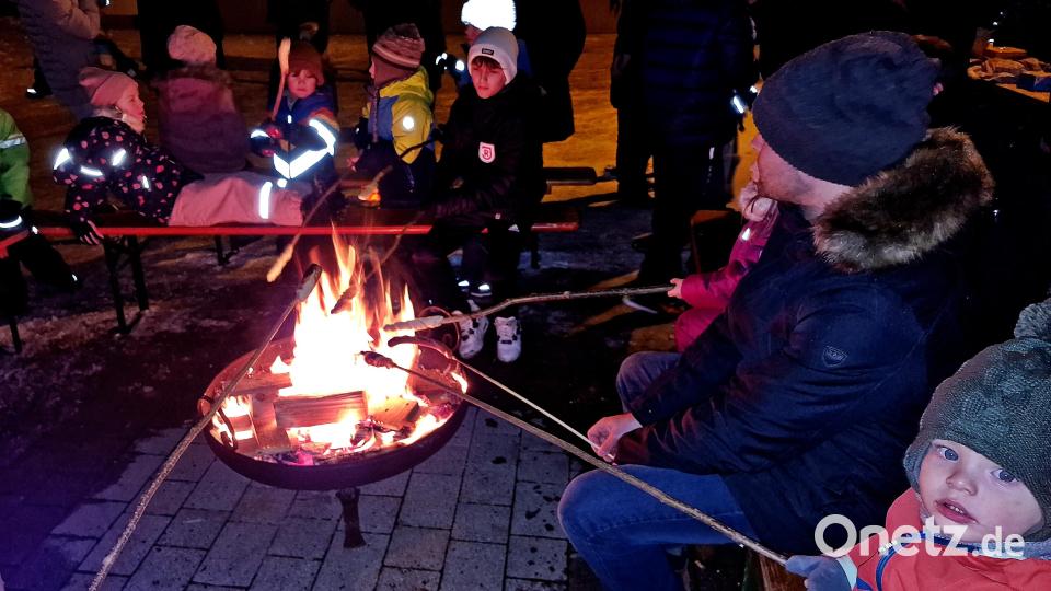Obst- und Gartenbauverein sowie Krabbelgruppe bieten bei der Dorfweihnacht am Samstag, 30. November, das bei Kindern beliebte Stockbrotgrillen an. Archivbild: R. Kreuzer