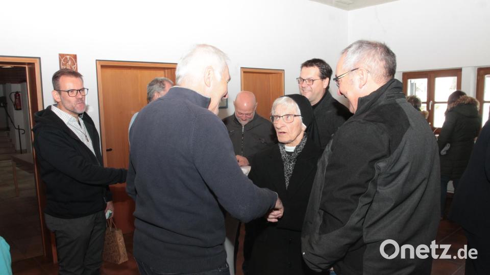 Schwester Margot muss beim Empfang im Pfarrheim viele Hände schütteln. Bild: pi