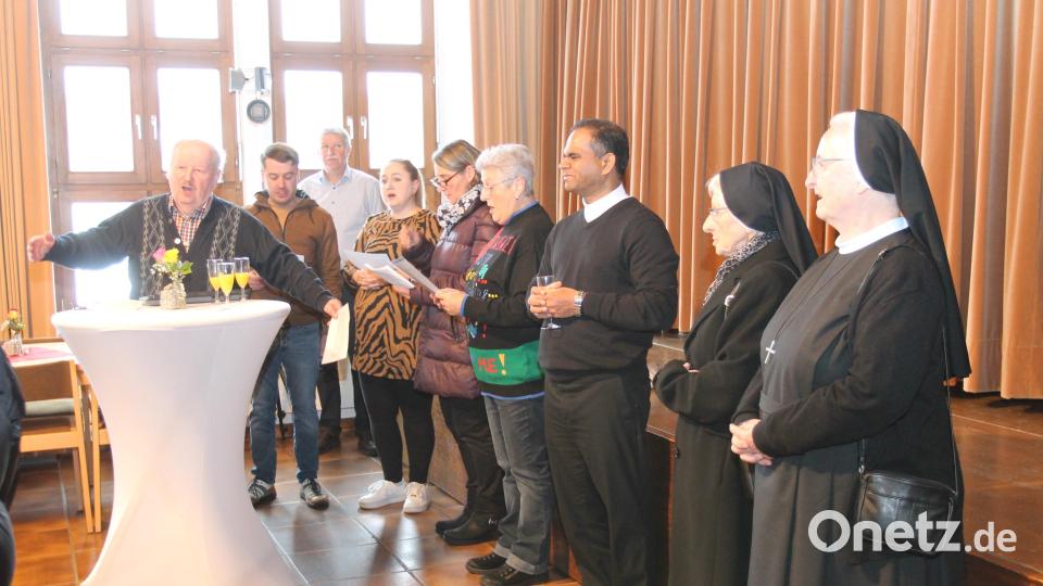 Der Kirchenchor um Reinhold Schultes (links) singt unter anderem &quot;Dona nobis pacem&quot;. Bild: pi