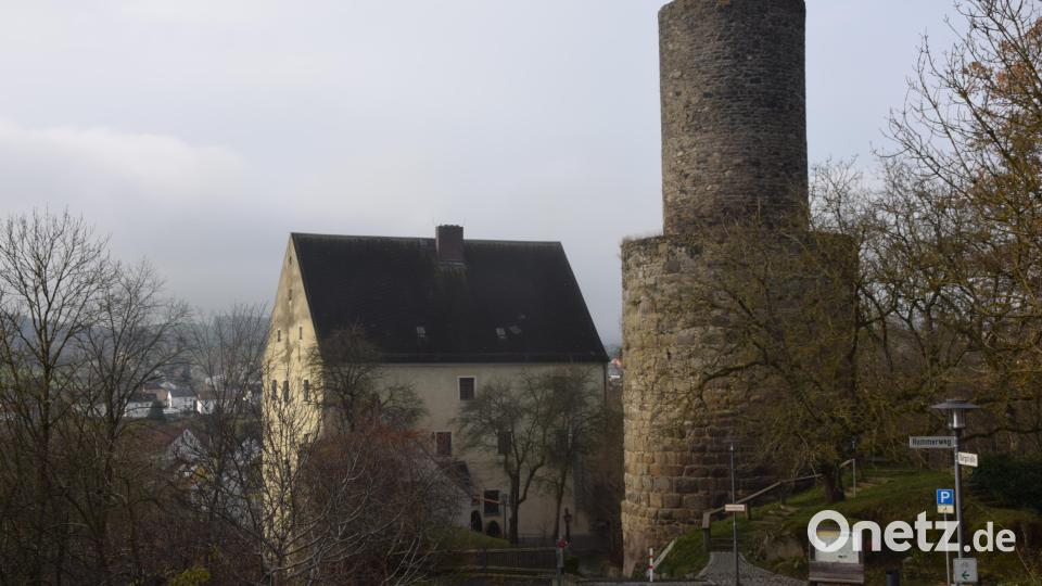 Über den Dächern von Windischeschenbach. Das Wahrzeichen von Neuhaus. Burg und Butterfassturm. Sanierungsbedürftig und das nicht einfach zu stimmen. Bild: fz