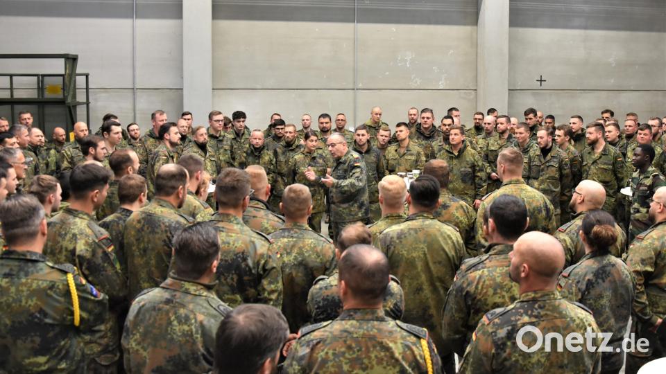 General Breuer inmitten der Soldatinnen und Soldaten des Artilleriebataillon 131. Bild: Thorsten Böhner