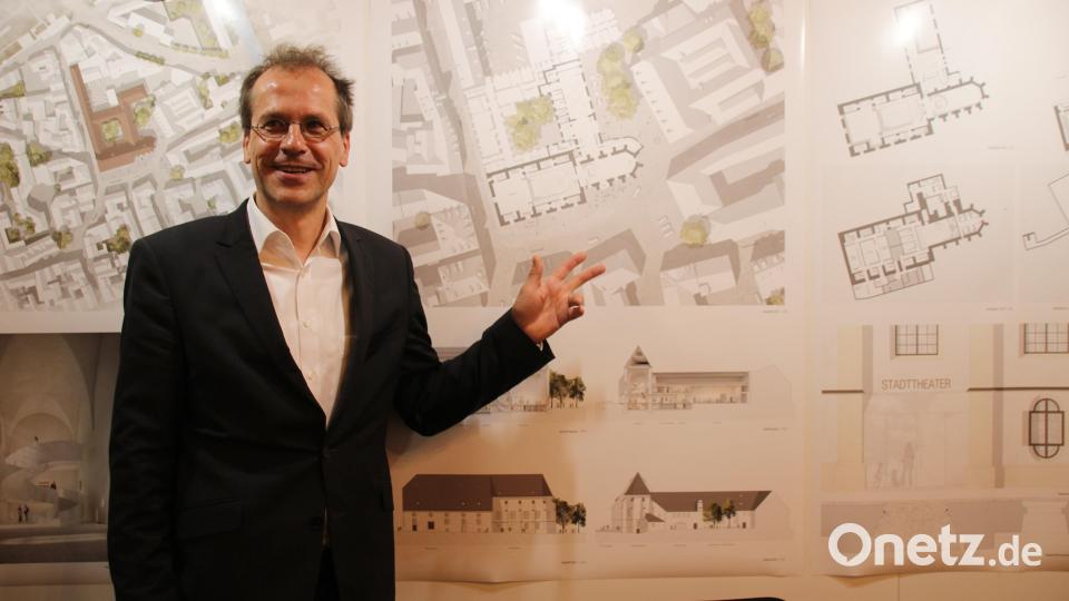 Die Gewinner des &quot;Realisierungswettbewerbs zur Sanierung des Stadttheaters&quot;: Die PFP Planungs GmbH. Leitender Architekt Detlef Junkers präsentiert den Vorschlag. Bild: kmo
