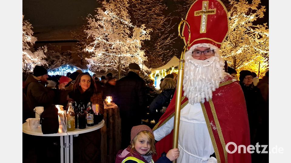 Nikolaus wird auch in diesem Jahr der Schirmitzer Dorfweihnacht auf dem Platz beim Rathaus einen Besuch abstatten. Archivbild: R. Kreuzer