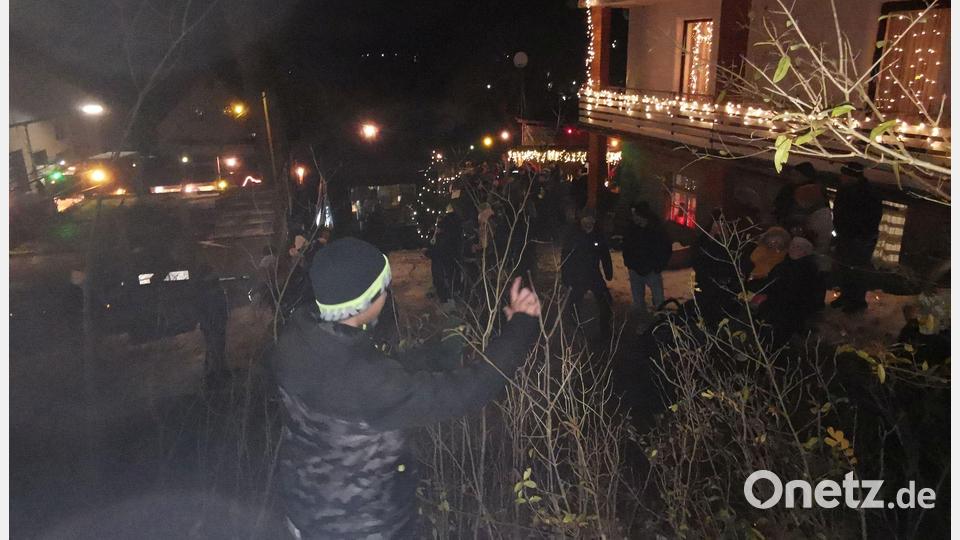 Viele Lichter sorgen beim Adventsmarkt der Freien Wähler für weihnachtliche Stimmung. Bild: gz