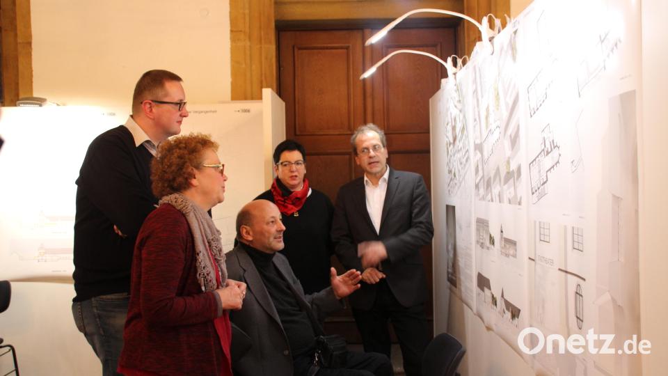 Detlef Junkers (ganz rechts) erklärt Interessierten, unter anderem dritter Bürgermeisterin Brigitte Netta (vorne), den Vorschlag seines Architekturbüros zur Sanierung des Stadttheaters. Bild: kmo