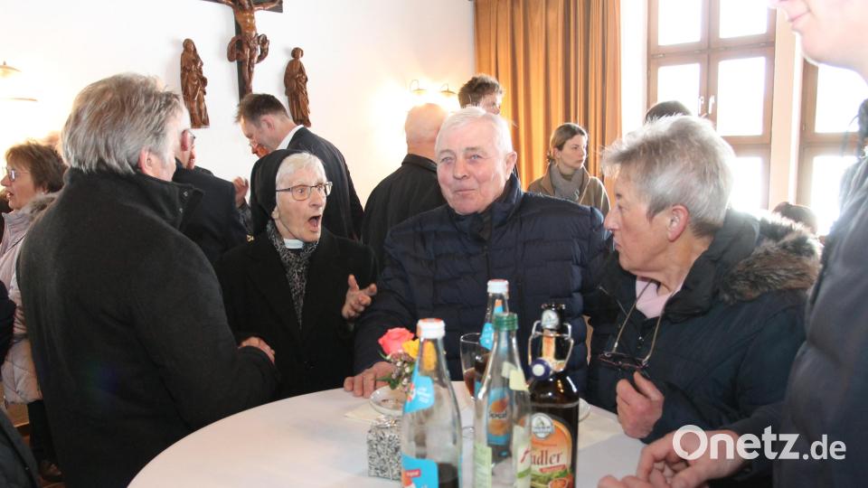 Schwester Margot unterhält sich beim Empfang gerne mit den Gästen. Bild: pi