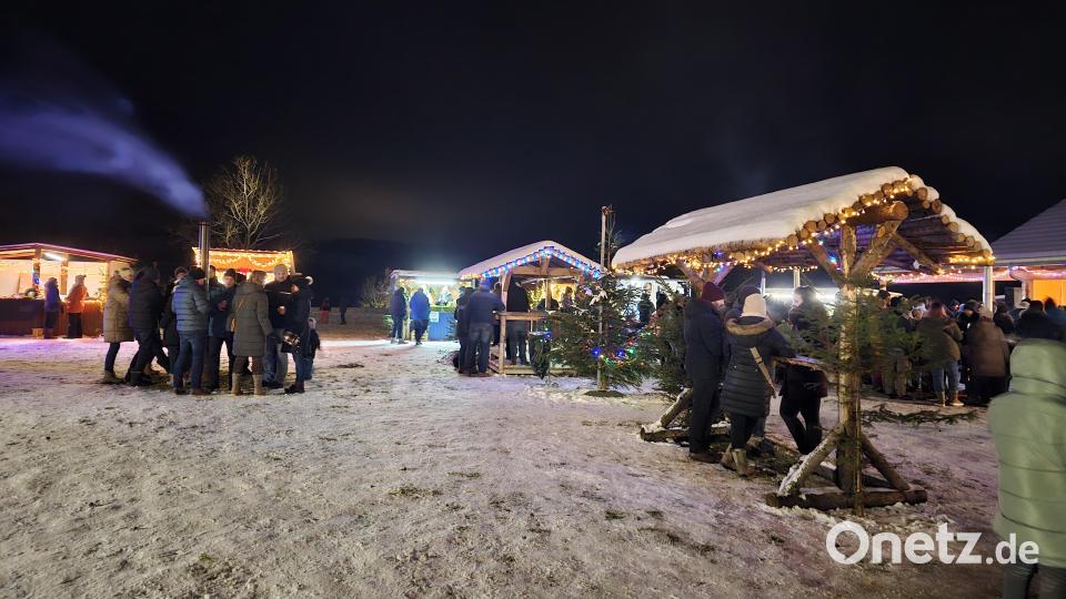 Dorfweihnacht Krummennaab. Die Buden verzauberten mit ihren Lichtern. Archivbild: vsr