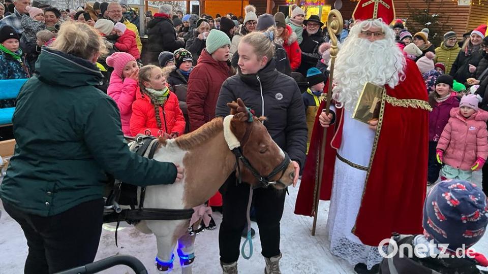 Dorfweihnacht Krummennaab. Der Nikolaus und sein tierischer Begleiter waren die Schau. Archivbild: vsr