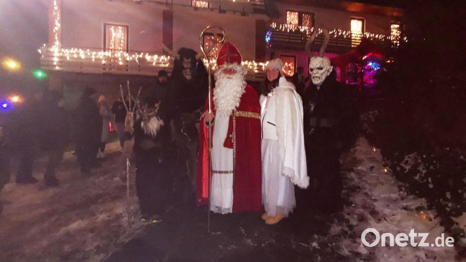 Eine der Attraktionen ist das Erscheinen der Burgdeifl aus Trausnitz und die Geschenkeaktion mit dem Nikolaus. Bild: gz