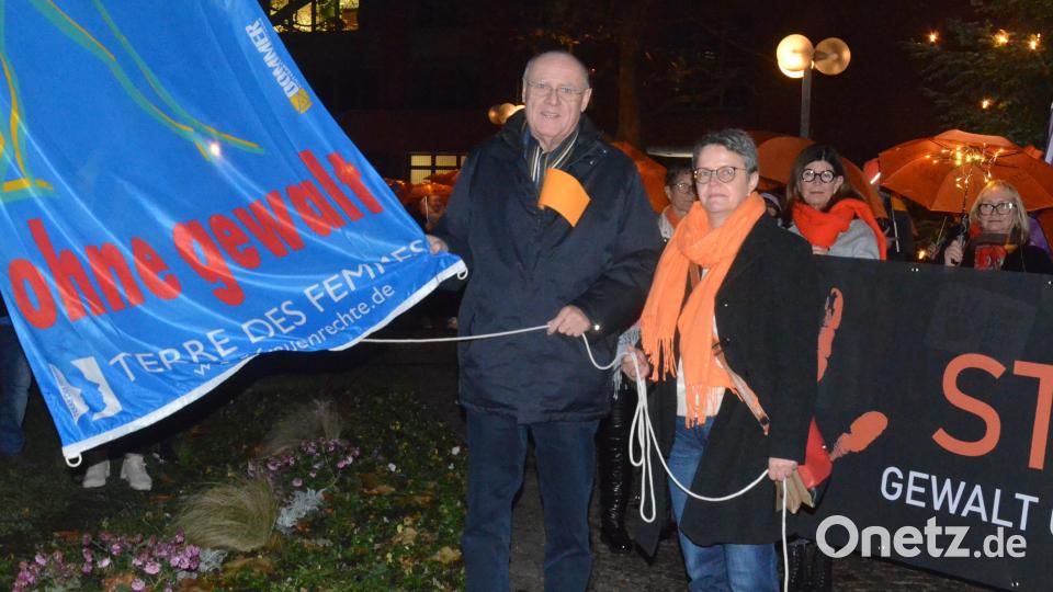 Bürgermeister Lothar Höher und die Gleichstellungsbeauftragte der Stadt Weiden, Susanne Reinhardt hissen vor dem Neuen Rathaus die Fahne. Bild: Kunz