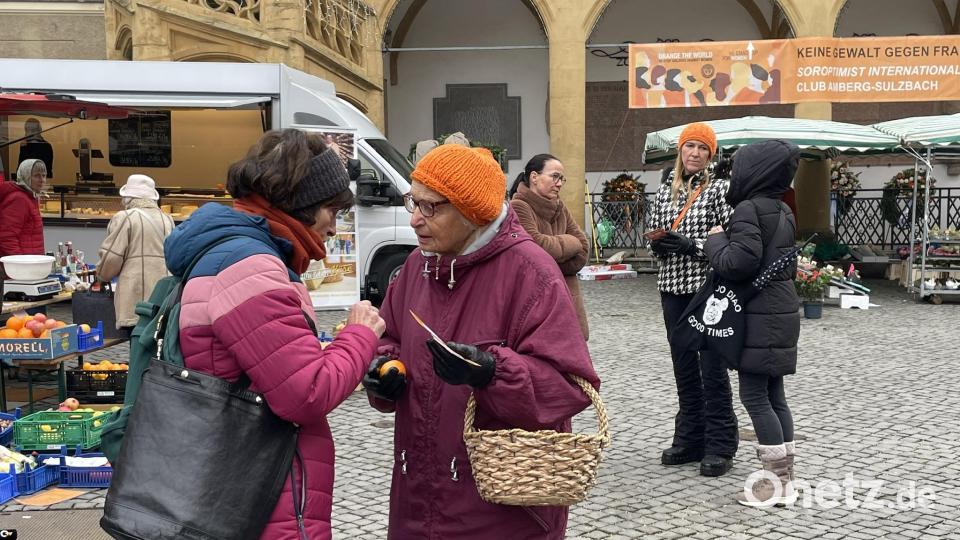 Auch Maria Geiss-Wittmann (vorne rechts), eine engagierte Verfechterin von Frauenrechten, suchte das Gespräch mit Passanten, um auf das brennende Thema aufmerksam zu machen. Bild: Susanne Schwab