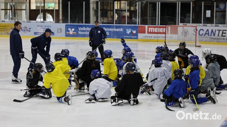 Die Trainer geben den jungen Eishockey-Cracks genaue Anweisungen. Bild: Sara Neidhardt