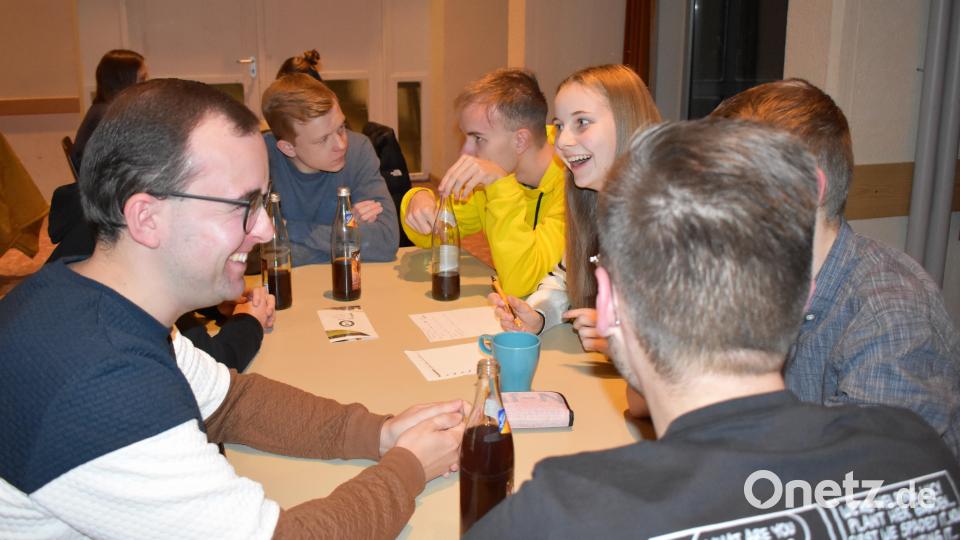 Der Quiz-Abend im Grafenwöhrer Jugendheim macht Spaß. Bild: rgr