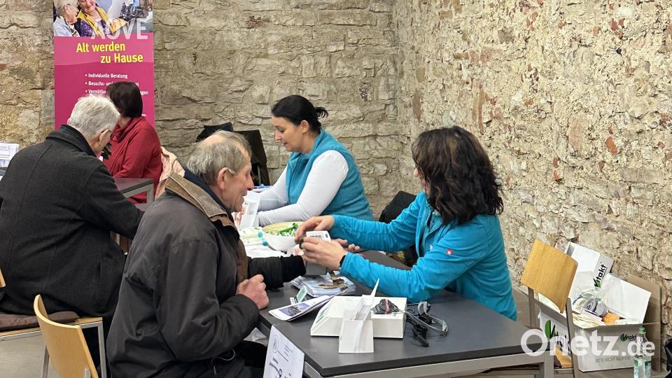 Ihre Blutzuckerwerte und den Blutdruck können sich die Besucher am Stand des Pflegedienstes Willey bestimmen lassen. Bild: Stefanie Gradl