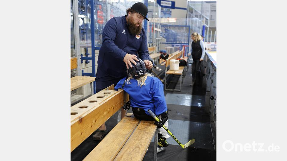 Während des Trainings muss auch schon mal der Helm angepasst werden. Bild: Sara Neidhardt