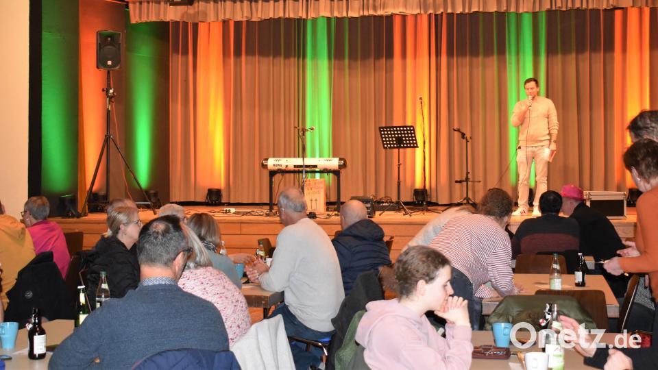 Der große Saal des Jugendheims ist fast voll. Insgesamt nahmen am Quiz-Abend 24 Teams teil. Bild: rgr