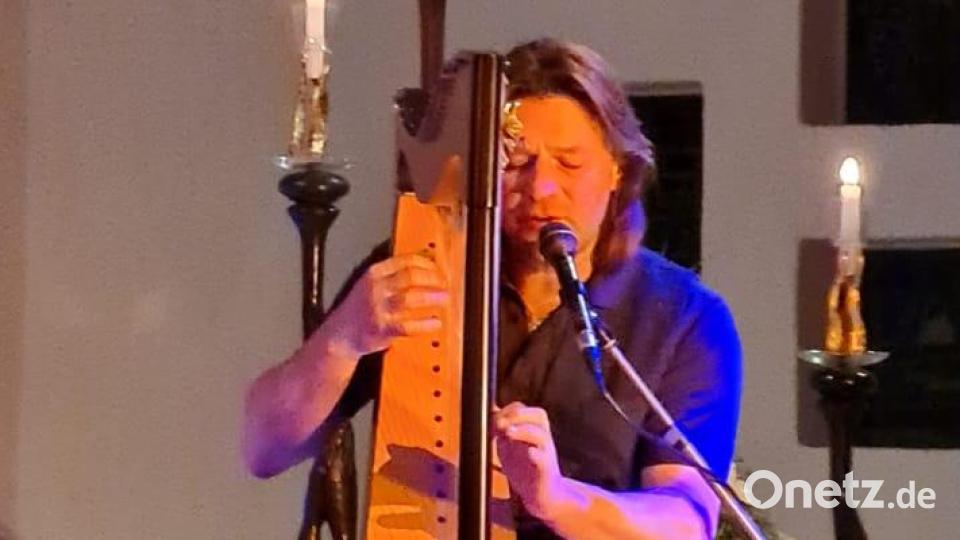 Andy Lang zauberte mit Christine Kammerer bei einem Konzert in Kirchenlaibach keltische Klangwelten in den Kirchenraum. Bild: Angelika Hößl