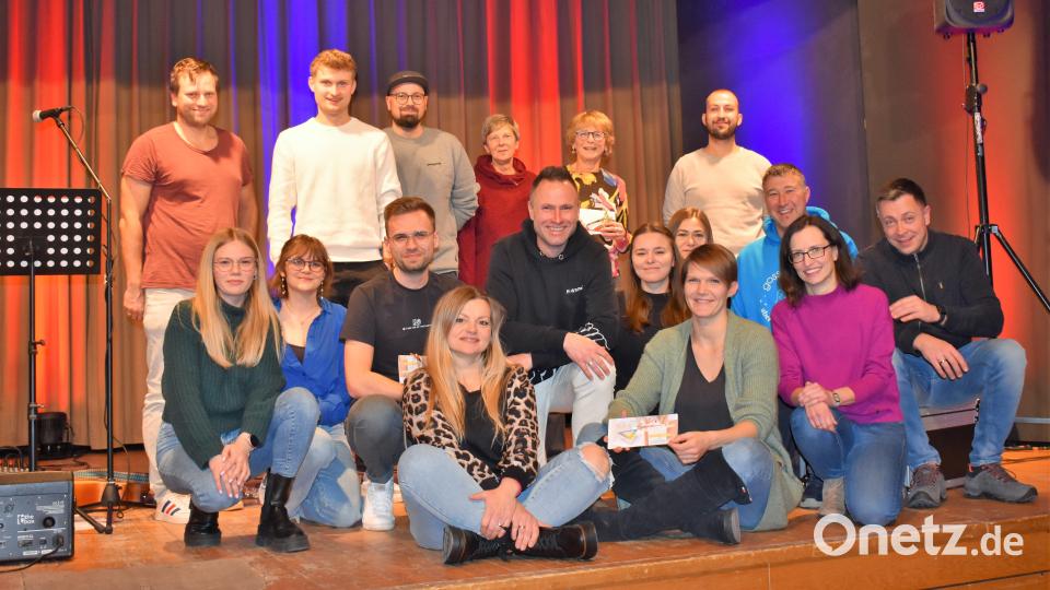 Die drei besten Teams bei der Siegerehrung auf der Jugendheim-Bühne zusammen mit Pirmin Balk (links oben). Bild: rgr