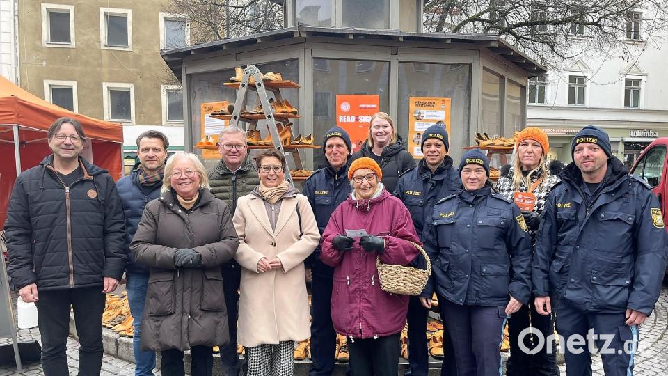 Sie alle machten sich gemeinsam gegen Gewalt an Frauen stark (von links): Dr. Norbert Vogl (Landratsamt Amberg-Sulzbach), Thomas Emmerich (Polizei), Marianne Gutwein (Vorsitzende SkF), OB Michael Cerny, MdB Susanne Hierl, Günter Grießhammer (PI Amberg), Maria Geiss-Wittmann, Julia Möbus (SkF), Achim Kuchenbecker (PI Sulzbach-Rosenberg), Jutta Kiener (Polizei), Heidi Heckmann (Präsidentin SI-Club Amberg-Sulzbach) und Martin Mehlhorn von der Polizei. Bild: Susanne Schwab