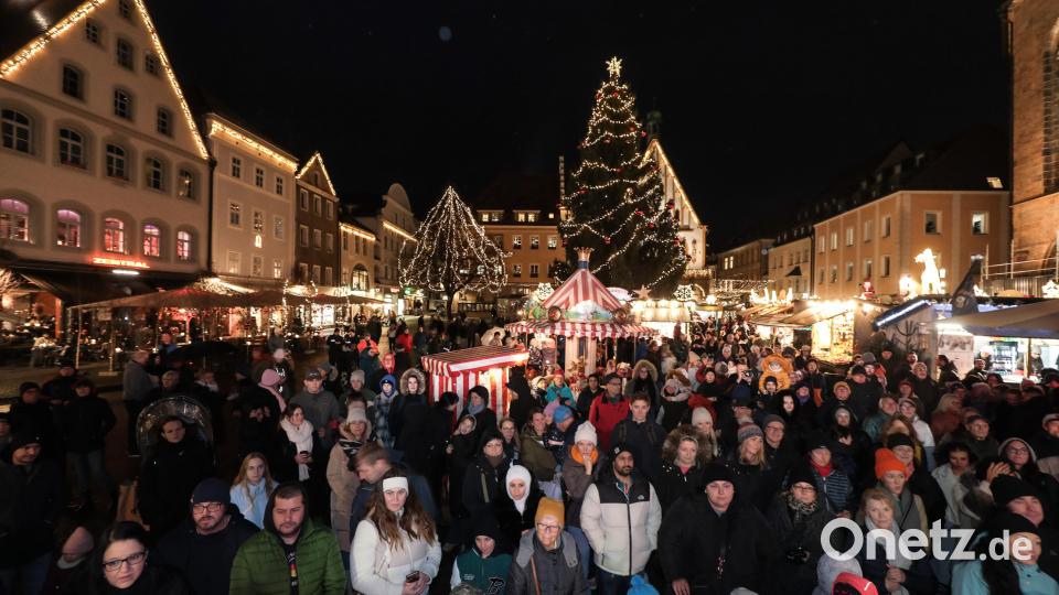 Zur offiziellen Eröffnung des Amberger Weihnachtsmarktes am späten Donnerstagnachmittag kamen viele Menschen. Bild: Wolfgang Steinbacher