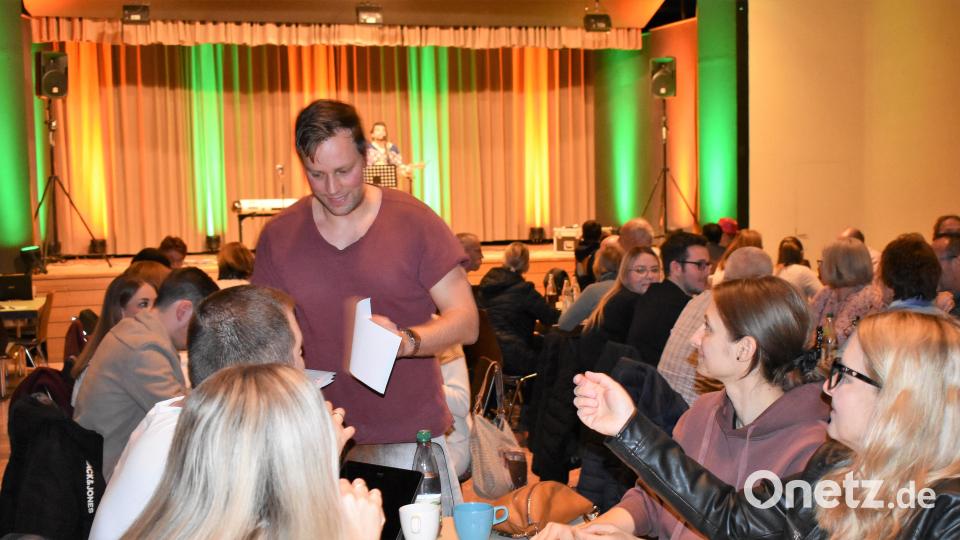 Moderator Pirmin Balk beim Einsammeln der Antworten. Bild: rgr