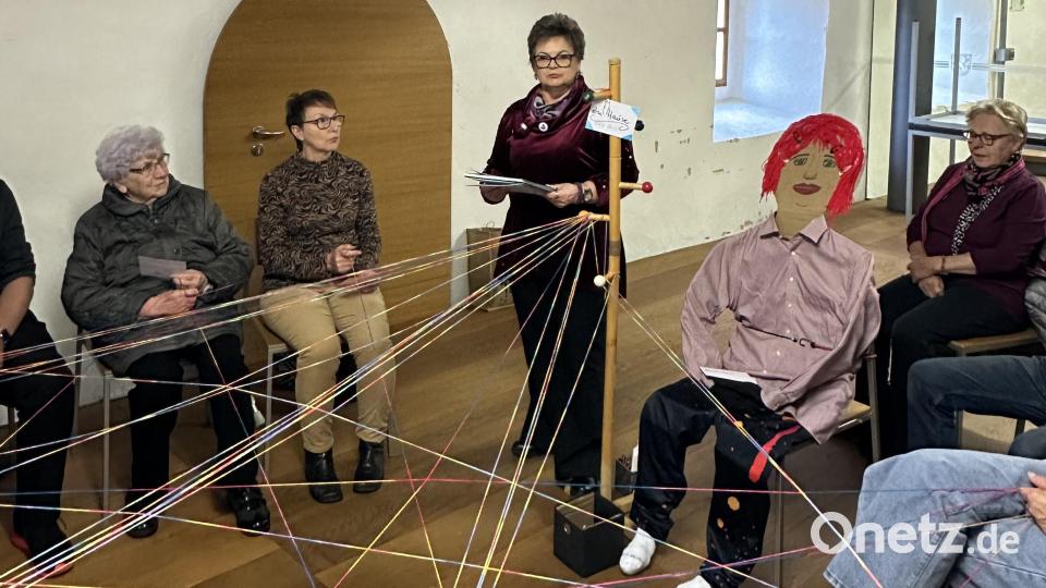Hanni Schertl (stehend) vom Verein &quot;Pflegende Angehörige&quot; bringt bei ihrem Vortrag Licht in den Pflegedschungel. Bild: Stefanie Gradl
