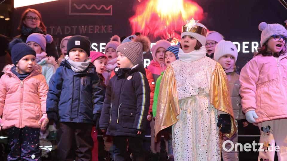 Keine Angst vor großen Auftritten: Linda (6) sagte fehlerfrei und ohne zu stocken den &quot;Prolog des Christkinds&quot; auf und wünschte dem Publikum: &quot;Kommt, lasst und fröhliche Weihnachten feiern&quot;. Bild: Wolfgang Steinbacher