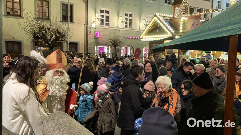 Bischof Nikolaus und seine Engel verteilen Geschenke an die Kinder. Bild: dus