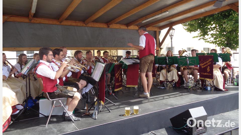Die von ILE Brückenland Bayern-Böhmen im Rahmen des Regionalbudget 2022 geförderte Bühne leistete schon wertvolle Dienste, bei musikalischen Darbietungen und auch bei Aufführungen von Ovigo. Bild: amö