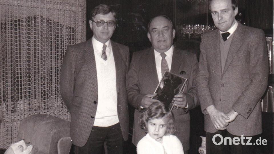 Motor und unermüdlicher Treiber des Projekts Kindergarten war der damalige Kirchenpfleger Alfons Greiner (mitte) dem hier seine Mitstreiter Hans Windisch (links) und Herbert Kern (rechts) für sein Engagement dankten. Repro: wlr