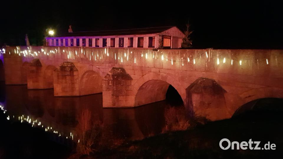Auch die Brücke vom Landratsamt zum Fischhof wird wieder wunderschön beleuchtet. Bild: Benkhardt