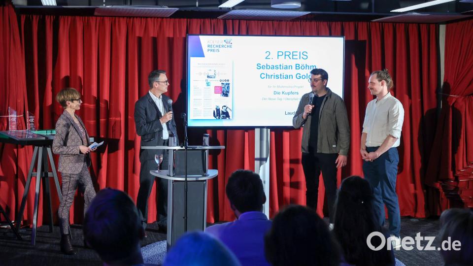 Moderatorin Katharina Schmalenberg (links) und Laudator Werner Schulte (2. von links) sprachen auf der Bühne im DuMont-Verlagssitz in Köln mit den Preisträgern Sebastian Böhm (3. von links) und Christian Gold (rechts) von Oberpfalz-Medien über ihr Multimedia-Podcast-Projekt &quot;Die Kupfers&quot;. Bild: Martina Goyert/KStA Medien