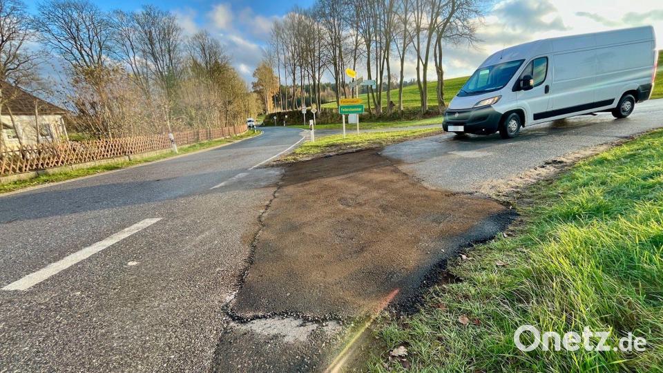 Weil die Fahrbahn der Kreisstraße NEW 8 an der Abzweigung bei Feilersdorf-Siedlung um 17 Prozent geneigt ist, haben längere Fahrzeuge, wie Schulbusse, Probleme beim Abbiegen und bleiben dort öfter hängen. Im Zuge der Instandsetzung der Fahrbahn soll dieser große Knick entschärft werden. Bild: Gabi Schönberger