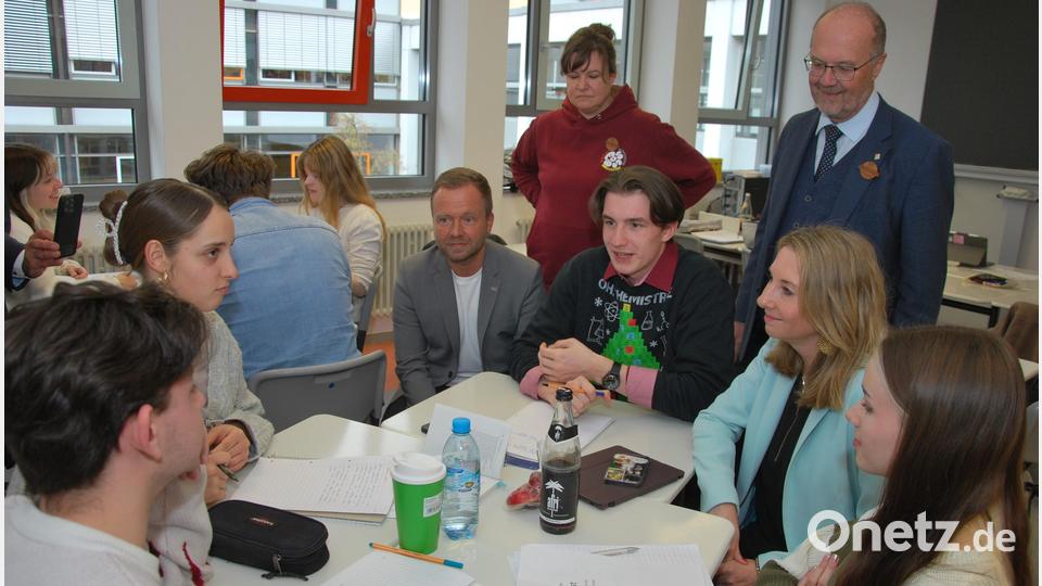 Bayerns Kultusministerin Anna Stolz (Zweite von rechts) und der Amberger Landtagsabgeordnete Bernd Heinisch (am Tisch, Dritter von links) suchten mit den Schülern des Beruflichen Schulzentrums das Gespräch. Hinten rechts ist Schulleiter Martin Wurdack zu sehen. Bild: gsp