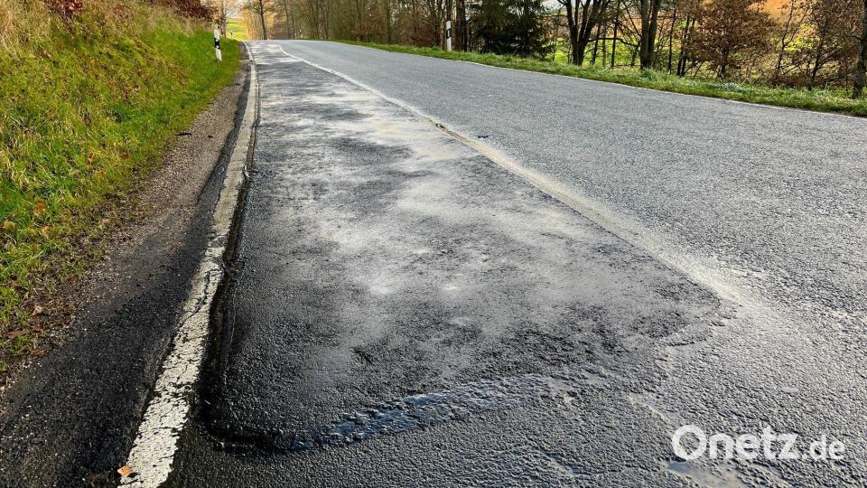 Die Straßenschäden auf der NEW 8 zwischen Zintlhammer und Hub beeinträchtigen den Fahrkomfort. Aufgrund der geringen Fahrbahnbreite kommt es im Begegnungsverkehr zu Problemen. Bild: Gabi Schönberger