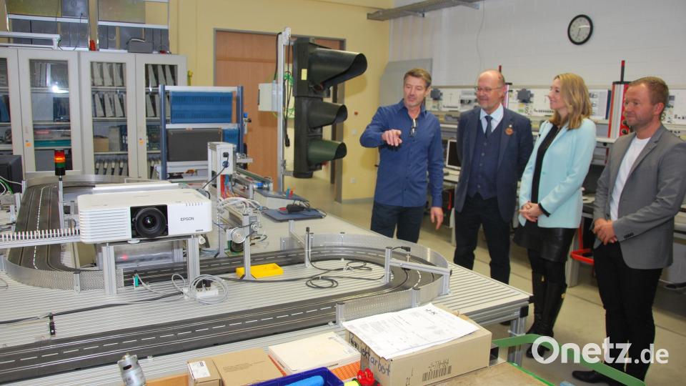 Martin Strobel, Ausbilder an der Fachoberschule im Zweig Technik (links), erklärt Bayerns Kultusministerin Anna Stolz (Zweite von rechts) die mit einer speziellen Programmier-Technik ausgestattete Carrera-Bahn. Rechts ist der Amberger Landtagsabgeordnete Bernd Heinisch zu sehen. Schulleiter Martin Wurdack (Zweiter von links) schaute ebenfalls interessiert zu. Bild: gsp