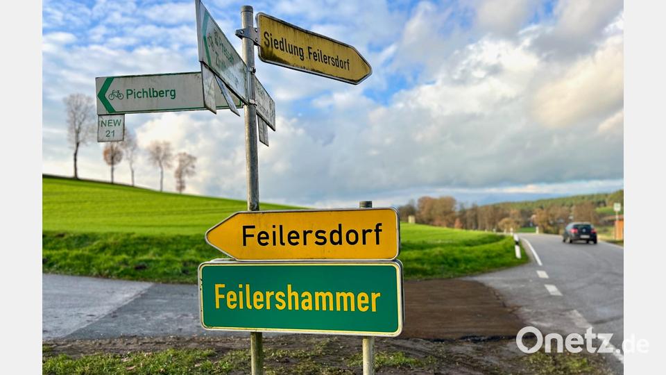Weil die Fahrbahn der Kreisstraße NEW 8 an der Abzweigung bei Feilersdorf-Siedlung um 17 Prozent geneigt ist, haben längere Fahrzeuge, wie Schulbusse, Probleme beim Abbiegen und bleiben dort öfter hängen. Im Zuge der Instandsetzung der Fahrbahn soll dieser große Knick entschärft werden. Bild: Gabi Schönberger