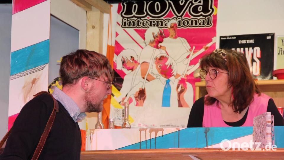 Mimik und Gestik wurden in der satirischen Komödie &quot;Currywurst mit Pommes&quot; treffend gespielt. Von links: Vinzenz Plößner und Gabi Strauß. Bild: exb; Theatergruppe/Gabi Strauß