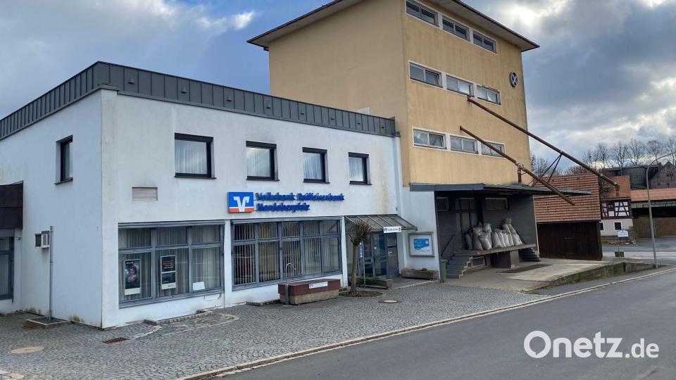 Die Volksbank Raiffeisenbank Nordoberpfalz schließt Ende März neben den Geschäftsstellen in Falkenberg, Kastl und Krummennaab auch die Filiale in Bad Neualbenreuth (Bild). Was mit dem Gebäude geschieht, steht noch nicht fest. Bild: rti