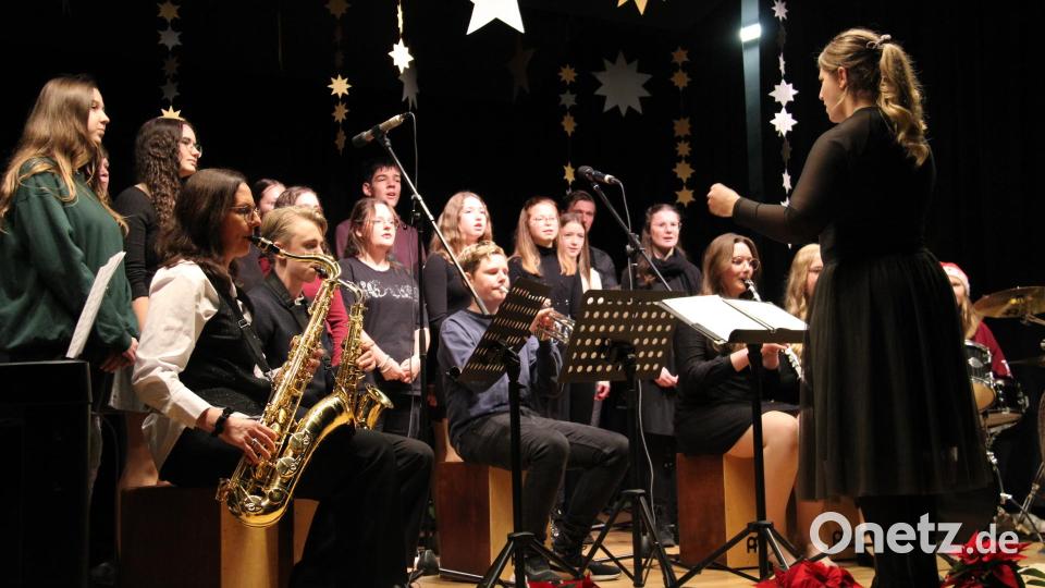 In den unterschiedlichsten Besetzungen boten Schülerinnen und Schüler sowie Lehrkräfte der Lobkowitz-Realschule den Zuhörern ein abwechslungsreiches Weihnachtskonzert. Der Chor wurde durch Instrumentalisten unterstützt. Bild: prh