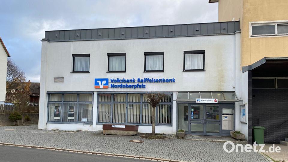 Die Volksbank Raiffeisenbank Nordoberpfalz schließt Ende März neben den Geschäftsstellen in Falkenberg, Kastl und Krummennaab auch die Filiale in Bad Neualbenreuth (Bild). Was mit dem Gebäude geschieht, steht noch nicht fest. Bild: rti