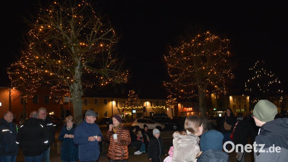 Die neue Weihnachtsbeleuchtung (hier am Unteren Marktplatz) kommt bei Mitterteichern und Gästen gut an. Bild: jr