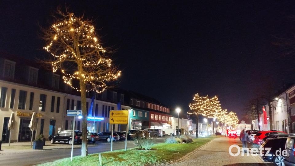 Blick auf den Oberen Marktplatz mit der beleuchteten Allee Bild: jr