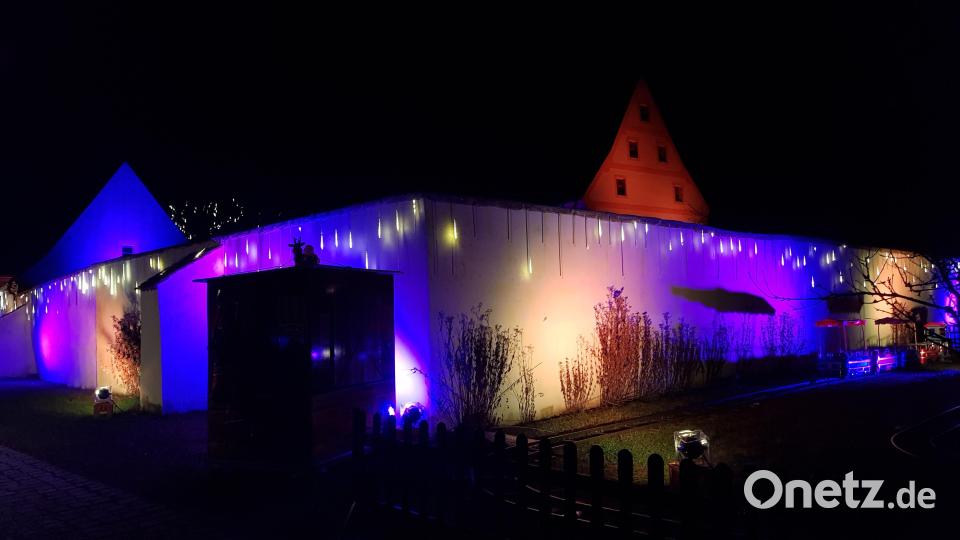 Der Historische Fischhof erstrahlt diesmal in mehreren Farben. Bild: Benkhardt