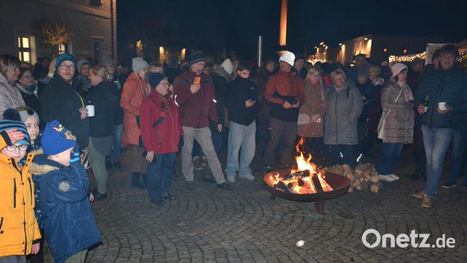 Viele Besucher waren am Mittwochabend auf den Kirchplatz gekommen und wärmten sich am offenen Feuer. Bild: jr